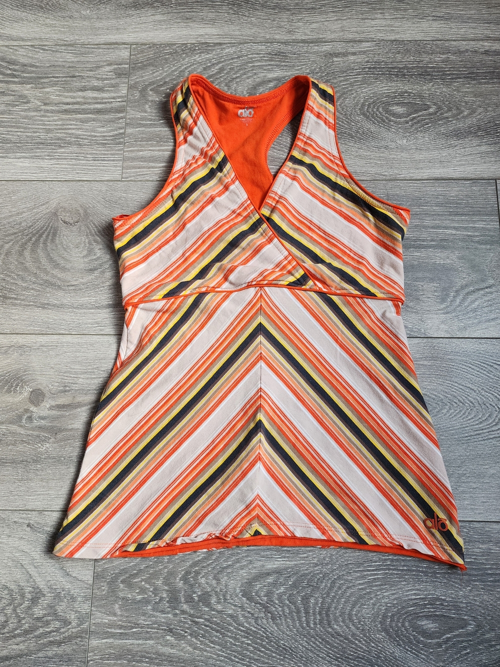 ALO Yoga Orange Striped V-Neck Women’s Fitted  Babydoll Workout Top Sm Y2K Print
